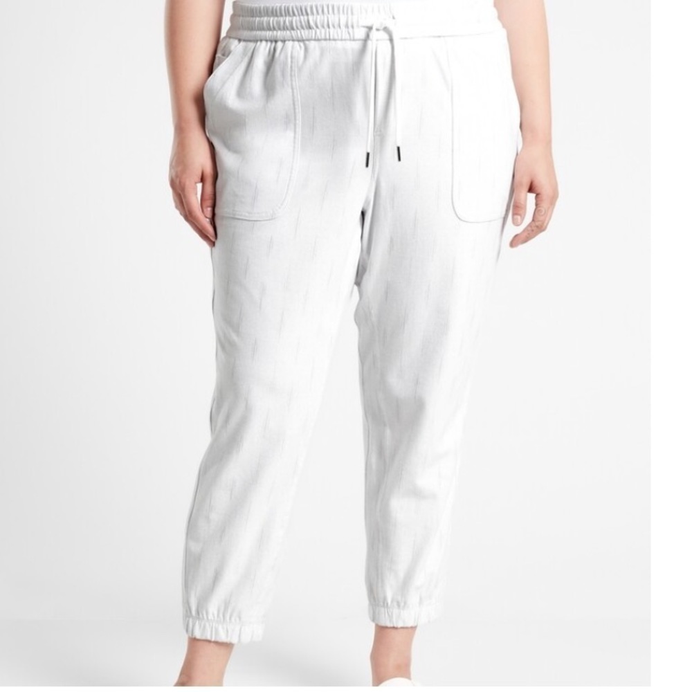 NWT Athleta Farallon Jogger, Birch Grey. Size: 26 (plus)